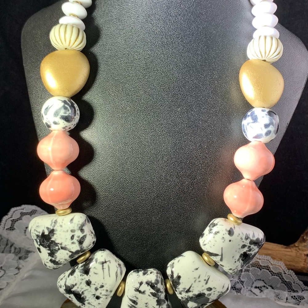 BLACK WHITE AND PINK GLASS WITH BRUSHES GOLD TONE ACRYLIC BEAD  STATEMENT NECKL